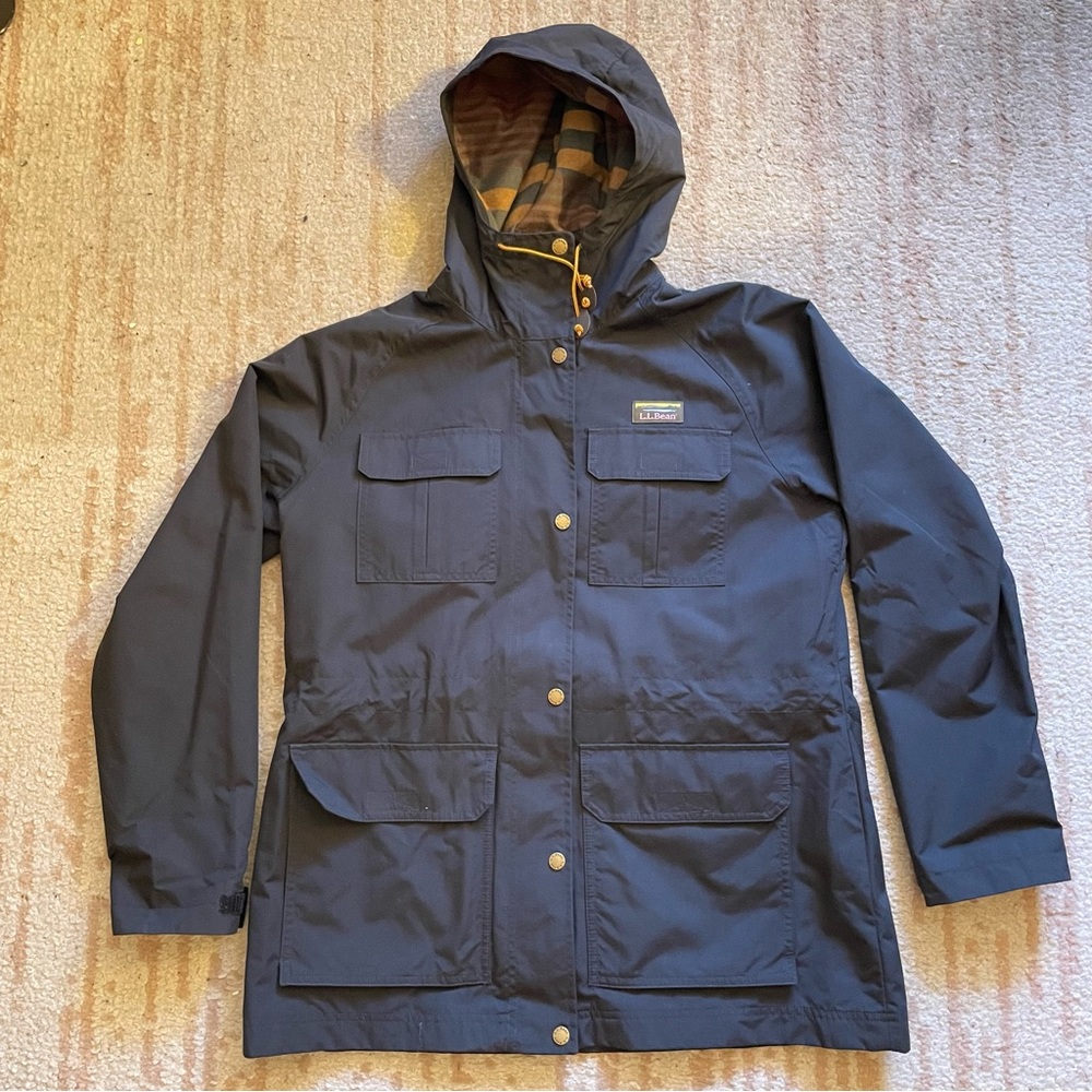 L.L. Bean Women’s Mountain Classic Water-Resistant Jacket, Petite Large in Black